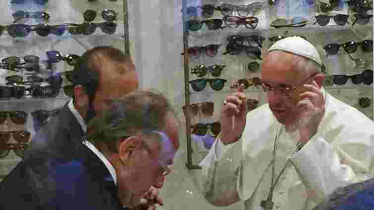 Папа Франциск привернув велику увагу людей шопінгом у Римі