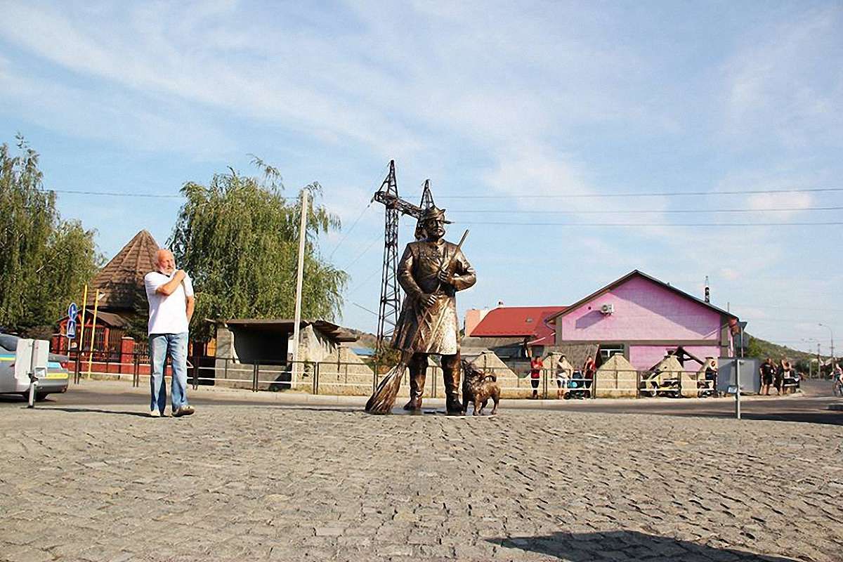Роми Закарпаття фотографуються з мітлами на знак протесту проти дискримінаційного пам'ятника