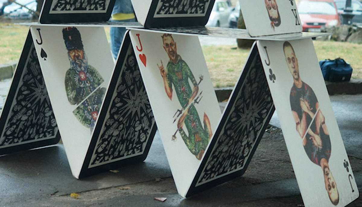 Донецький художник показав у Львові перформанс «Картковий будинок»
