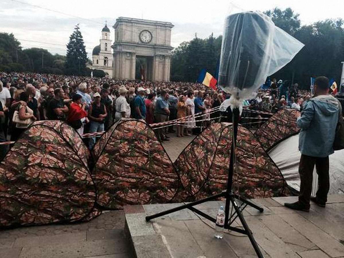 Організатори антиурядового мітингу в Кишиневі почали зводити наметове містечко