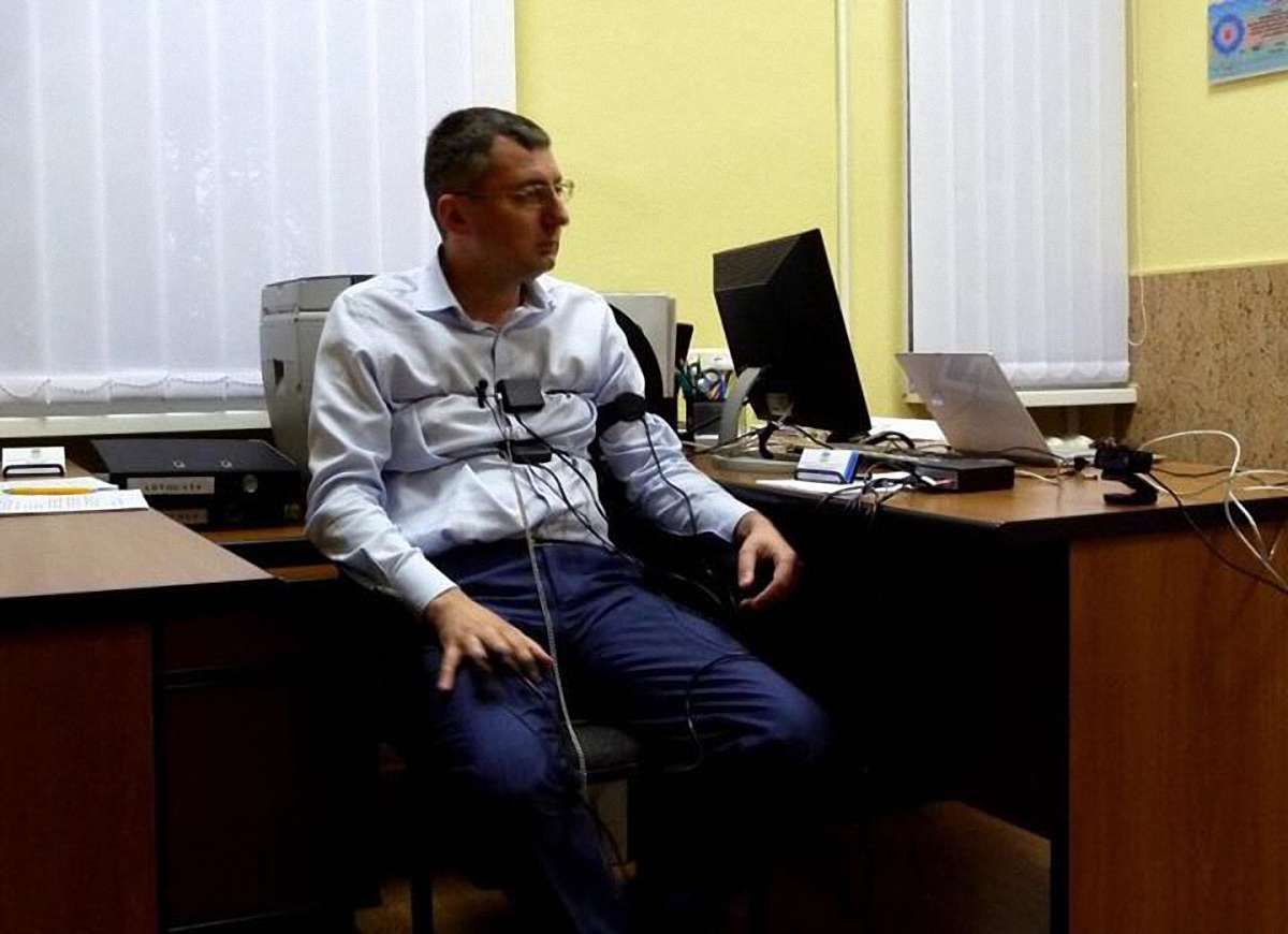 Звільнений голова Митної служби Костянтин Лікарчук доводив свою чесність на поліграфі