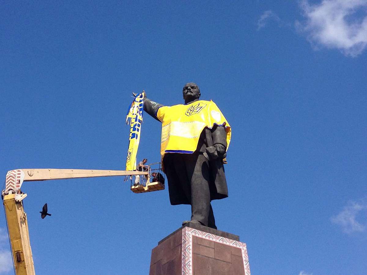 У Запоріжжі Леніна зробили фанатом збірної України