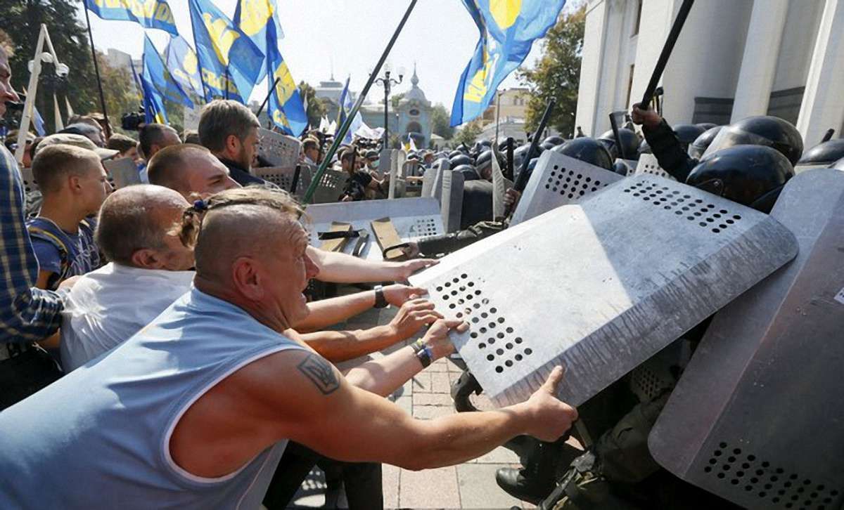 Плани терористів під час сутичок біля ВР були значно масштабнішими, – Порошенко