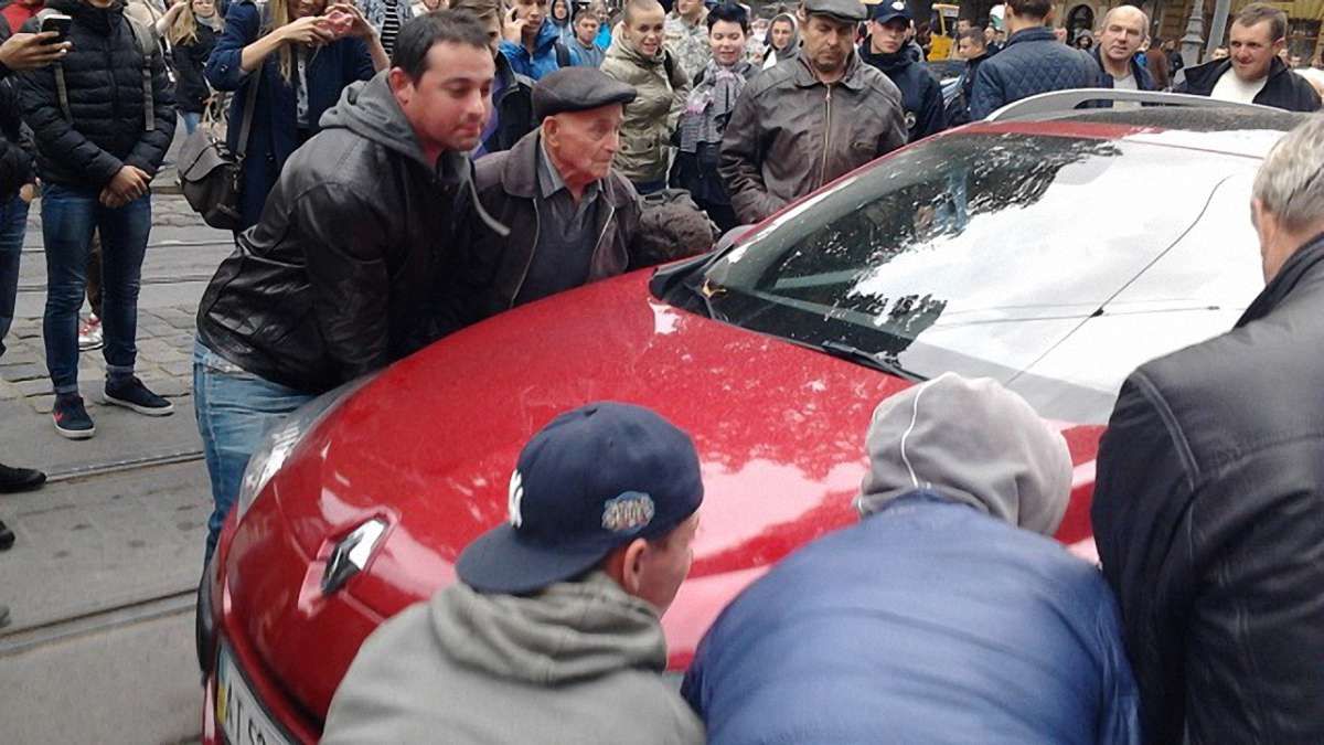 У центрі Львова пасажири трамвая перенесли на руках припаркований на колії автомобіль