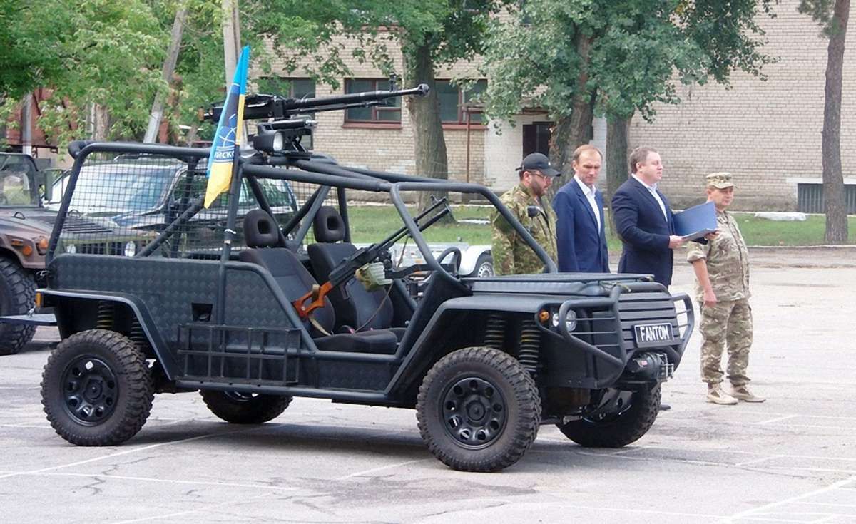 Волонтери передали військовим тактичний позашляховик «Фантом»