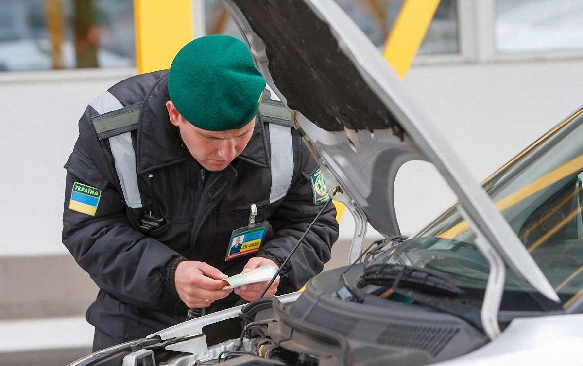 На кордоні з Польщею в автомобілі виявили дев’ять рушниць