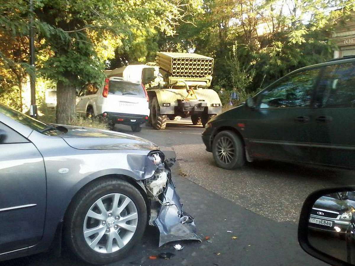 У центрі Сімферополя «Град» розтрощив легковий автомобіль