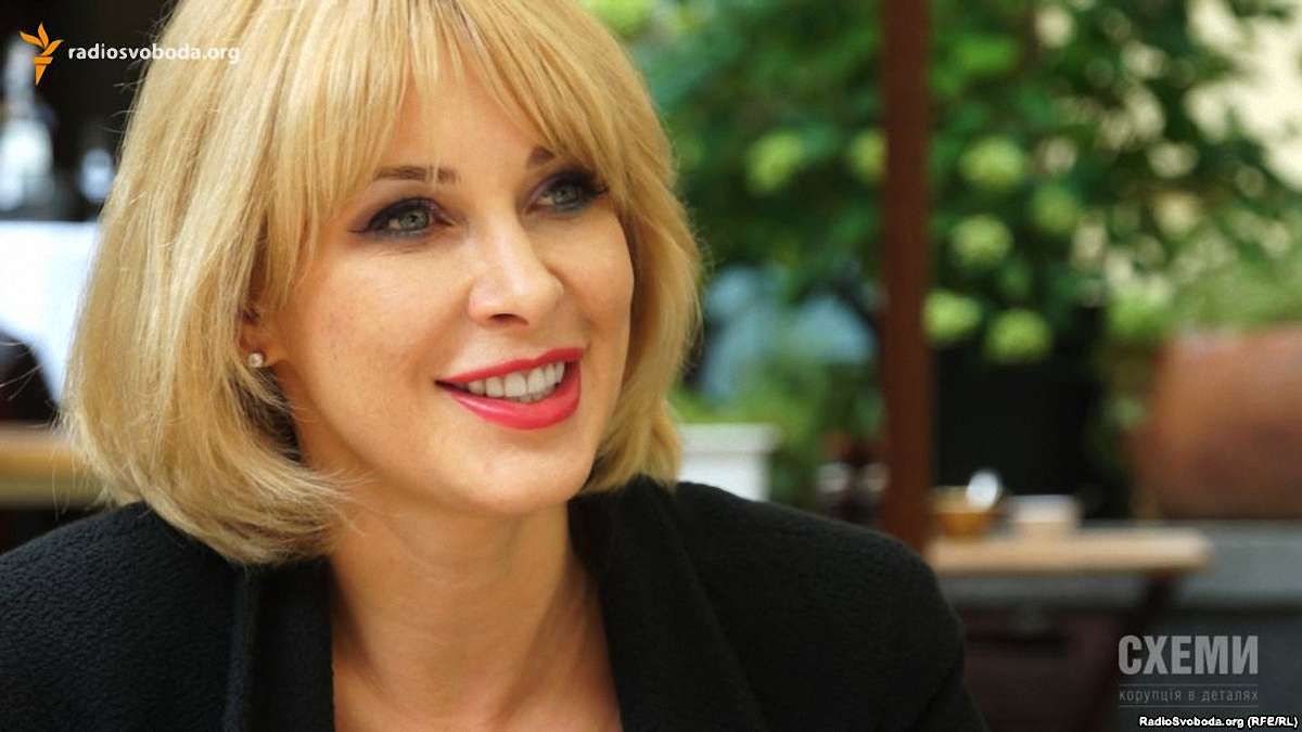 Держслужбовець, яка повертає активи Януковича, має 2 будинки у Франції та Британії, – «Схеми»