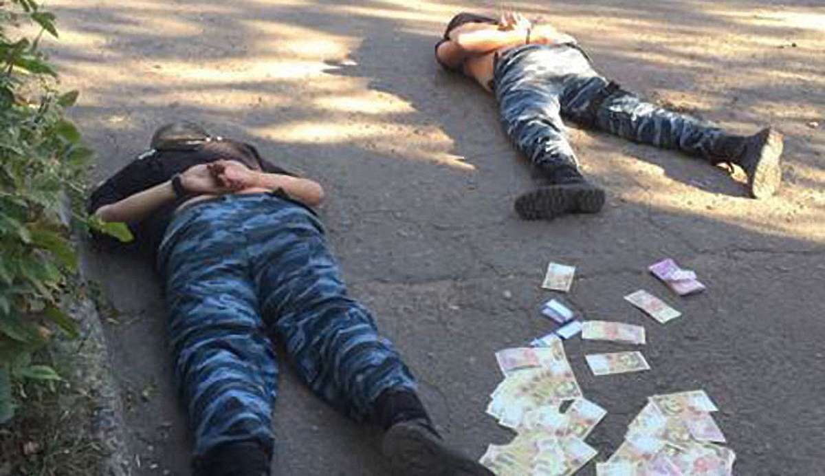 У Слов'янську на хабарі СБУ затримала чотирьох міліціонерів та їх спільника