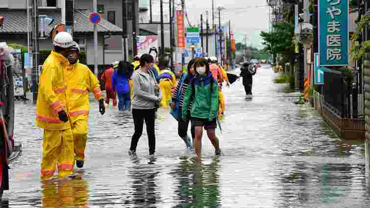 Через прорив дамби у Японії затопило місто