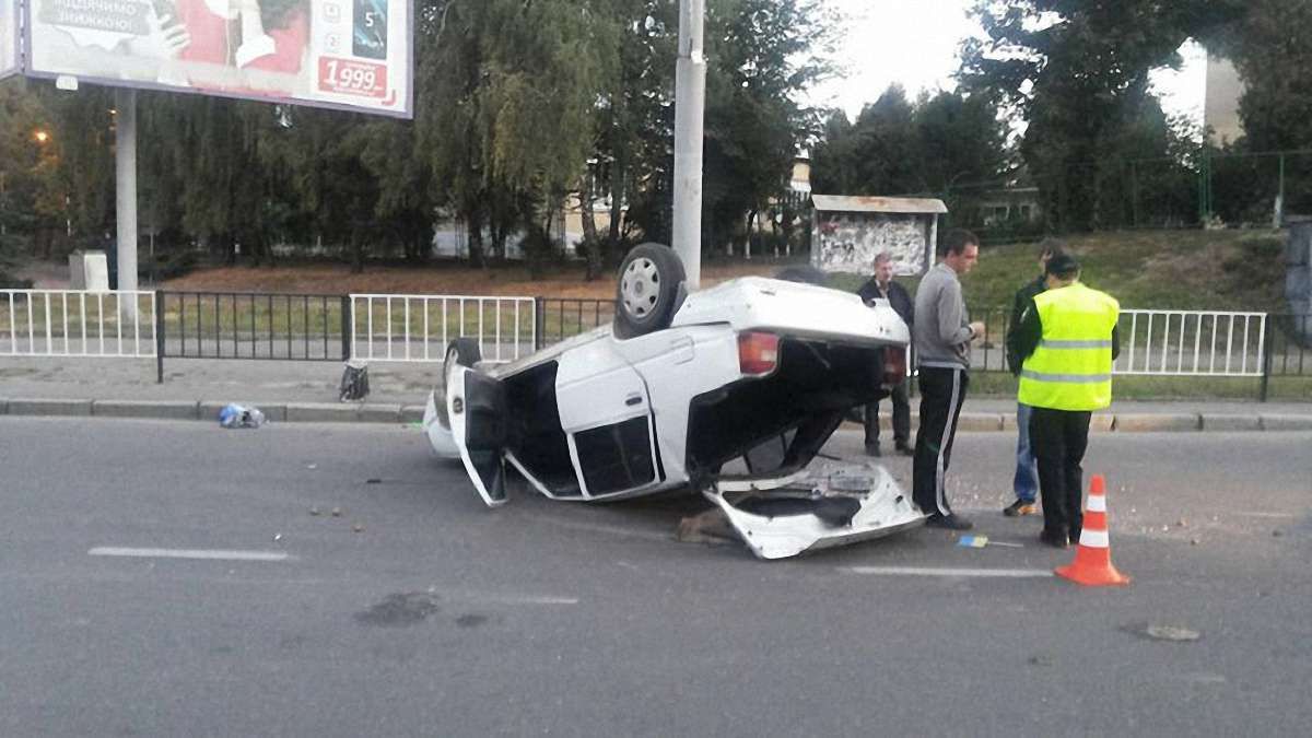 Внаслідок ДТП у Львові перекинулась автівка 