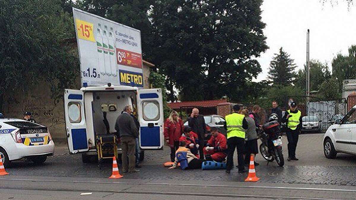 У Львові мотоцикліст збив двірничку 