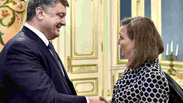 Порошенко і Нуланд обговорили в Києві можливість збільшення фінансової допомоги Україні