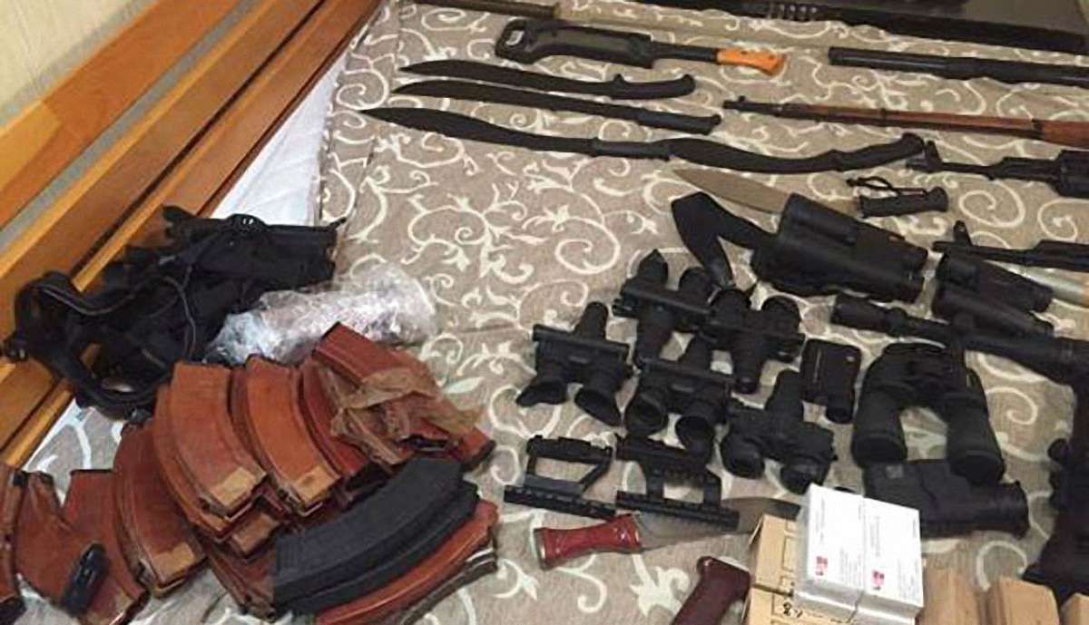 СБУ вилучила великий арсенал зброї в осіб, які готували вбивство голови МВС