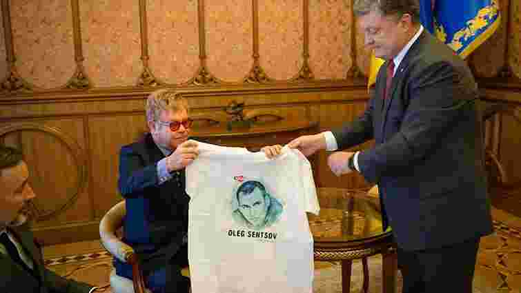 Порошенко подарував Елтону Джону футболку із зображенням Сенцова