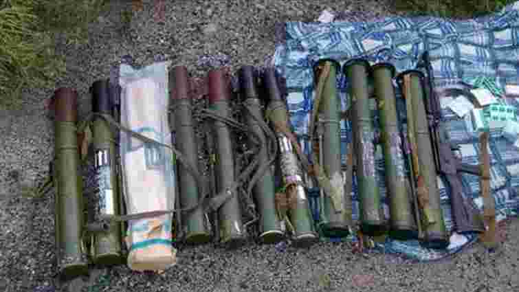 На Донеччині біля дороги  Артемівськ-Дебальцеве виявили сховок зі зброєю