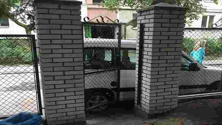 У Львові водій припаркувався на тротуарі, заблокувавши вхід до дитсадка