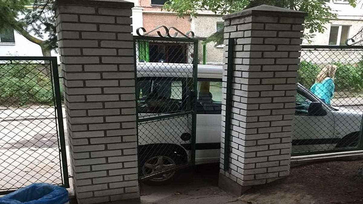 У Львові водій припаркувався на тротуарі, заблокувавши вхід до дитсадка