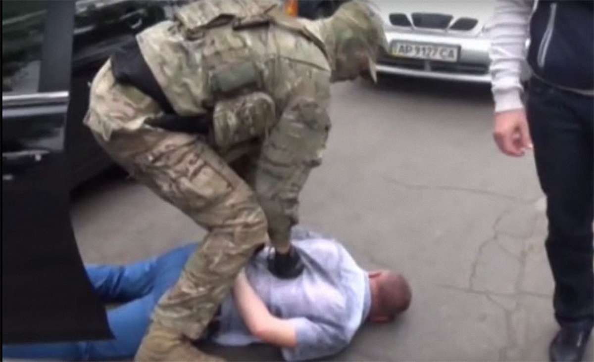 У Запоріжжі СБУ затримала на хабарі двох міліціонерів, які «відмазували» наркодилерів