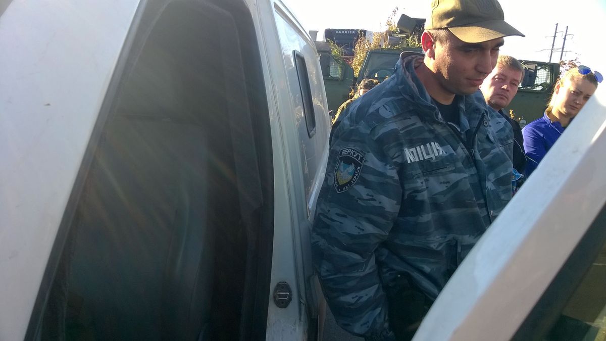 Міліціонерів з Дніпропетровська спіймали на супроводженні контрабанди в «ДНР»