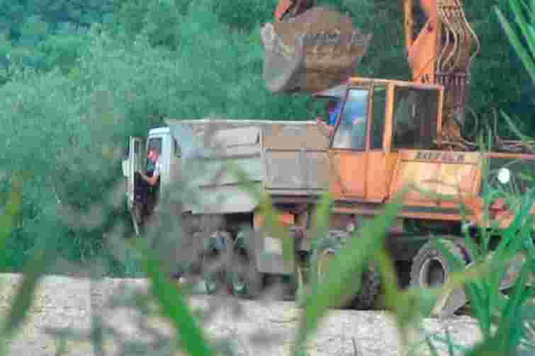 Мешканців Львівщини затримали за незаконний видобуток гравію