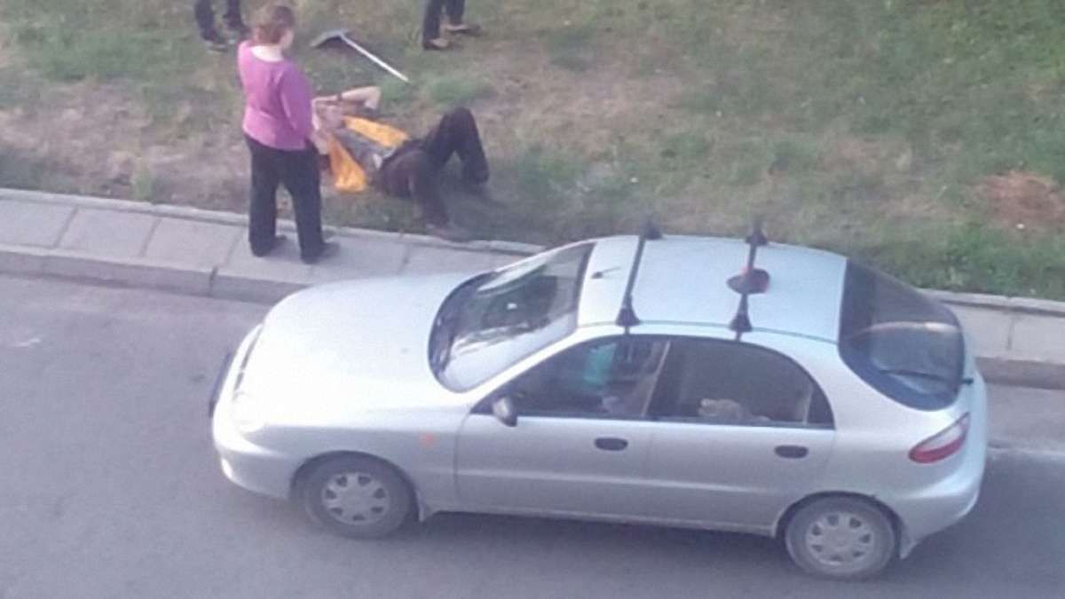 У Львові легковий автомобіль збив двірника