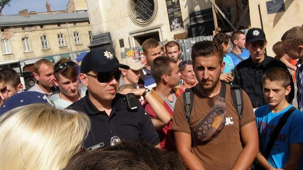 Львів’яни викликали поліцію, щоб залагодити конфлікт між дільничним і продавчинею
