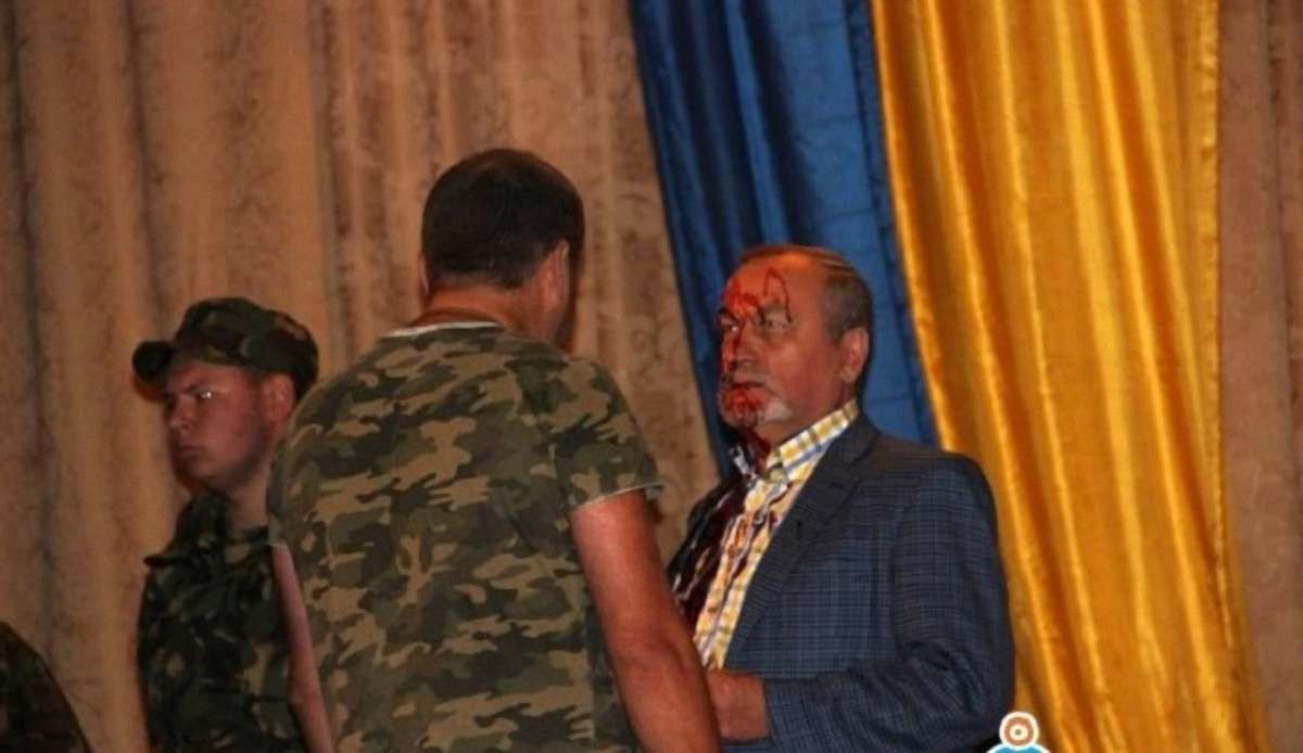 Екс-заступника голови Адміністрації президента облили кров`ю  у Стрию