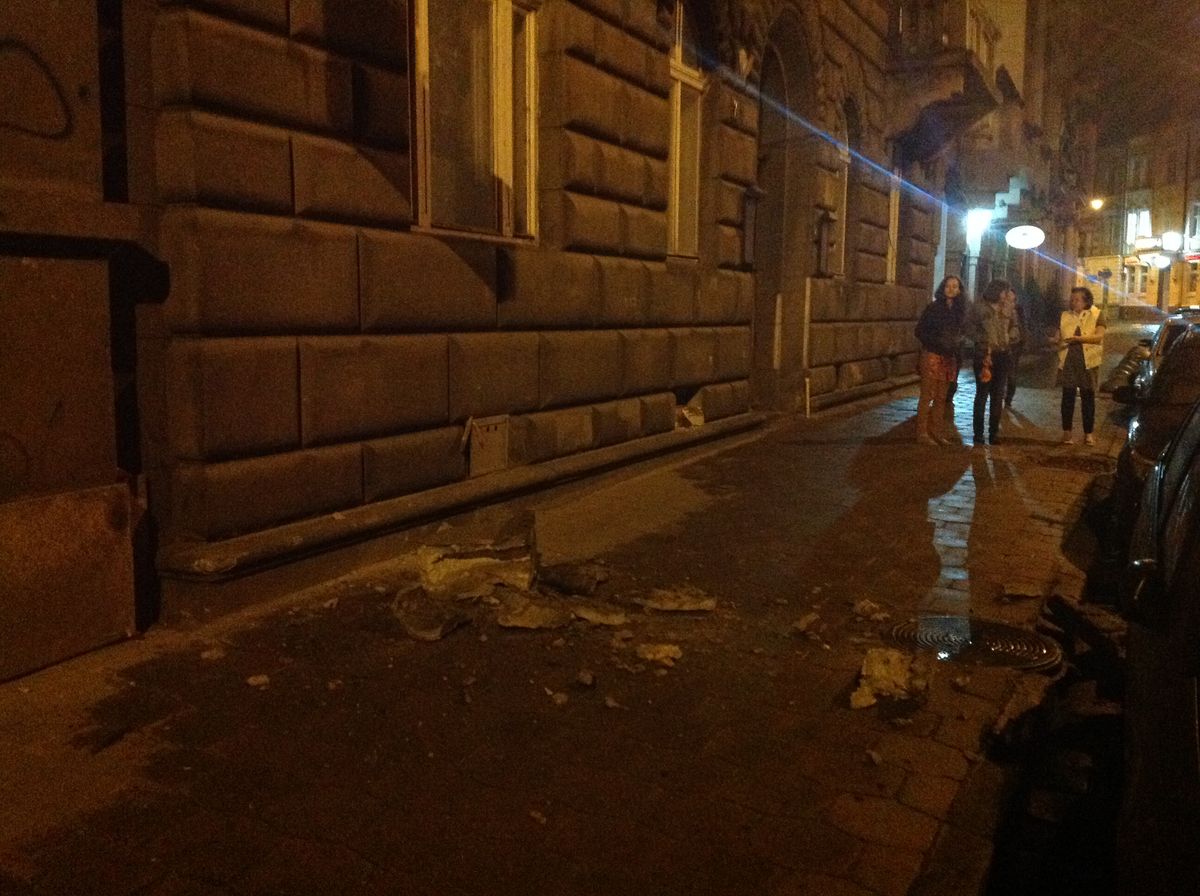 У центрі Львова фрагмент балкону обвалився на тротуар