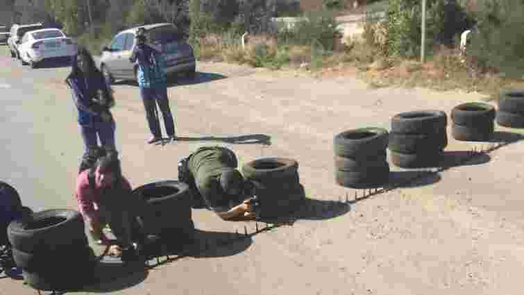 Дорогу на Крим активісти перегородили металевими шипами і автомобільними шинами