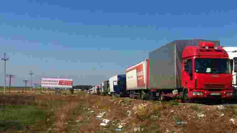На кордоні з Кримом вантажівки вишикувалися в кілометрову чергу