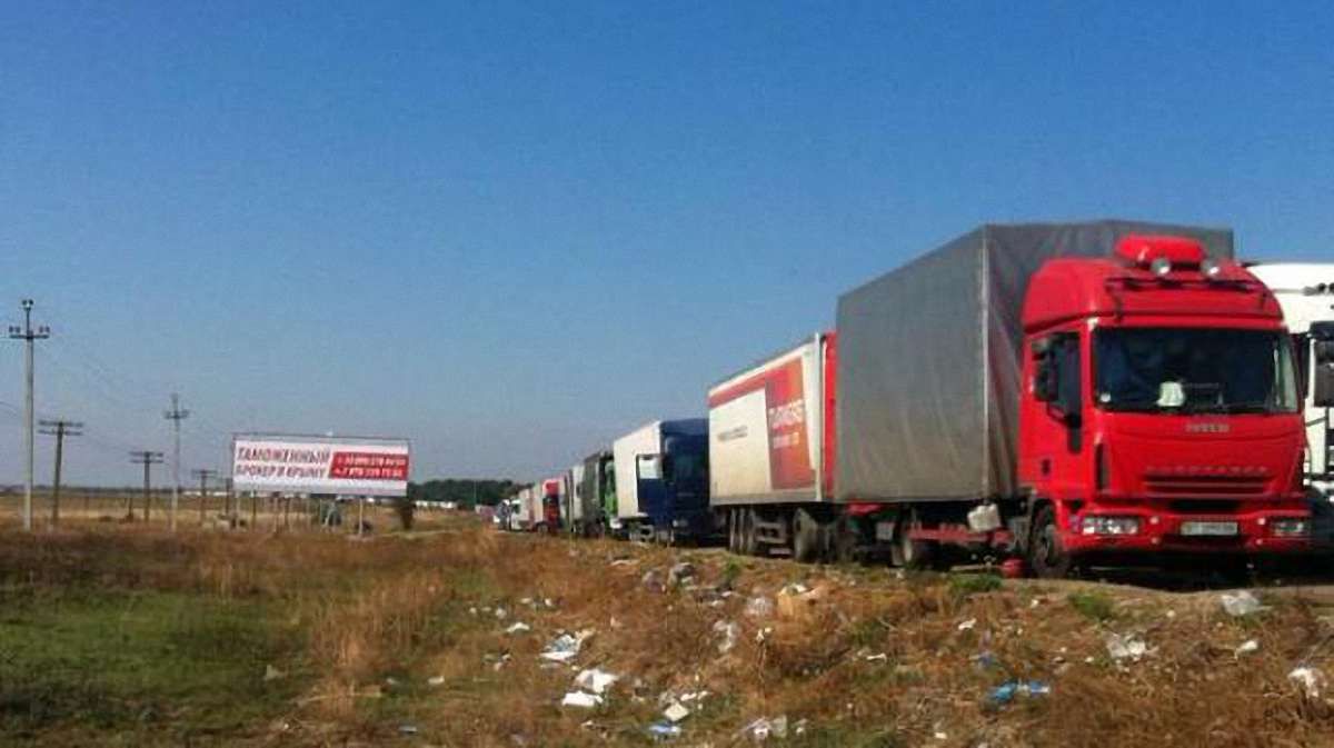 На кордоні з Кримом вантажівки вишикувалися в кілометрову чергу
