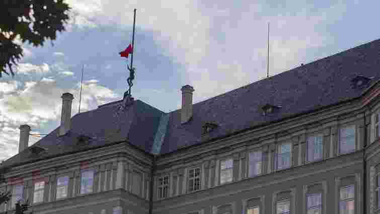 У столиці Чехії над резиденцією президента вивісили гігантські червоні труси