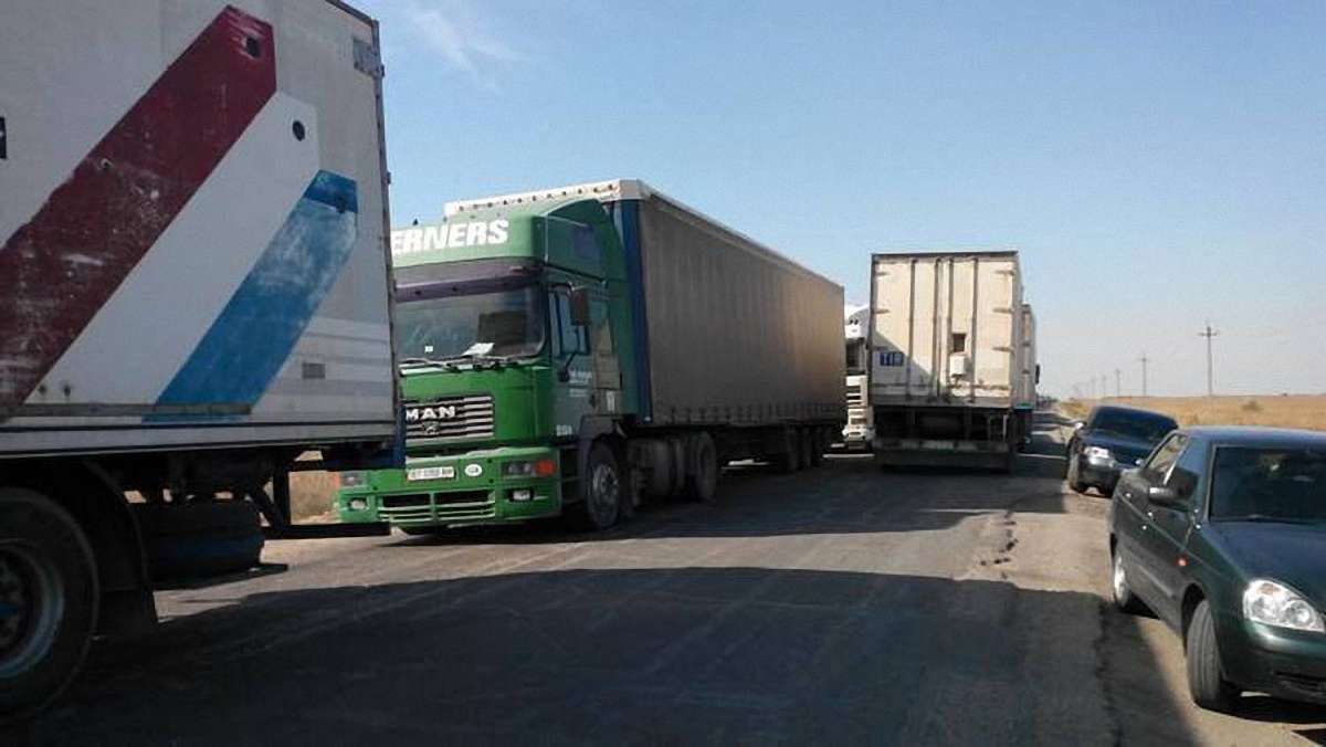 У черзі на в’їзді в окупований Крим стоїть 240 фур