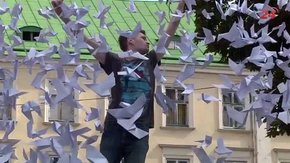 Львівський сквер прикрасили паперовими голубами миру