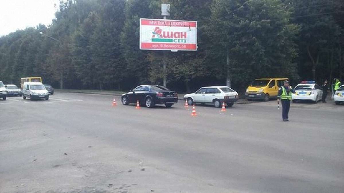 У Львові автомобіль ЗСУ збив на переході жінку