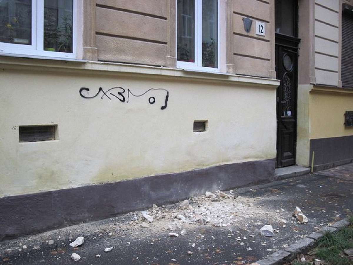 У центрі Львова обсипався карниз ще одного будинку