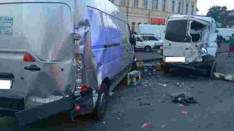 У Дніпропетровську вантажівка наїхала на двох пішоходів і спровокувала зіткнення п’яти авто