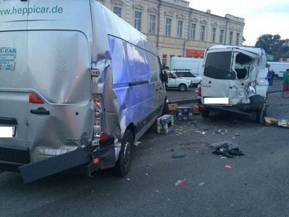 У Дніпропетровську вантажівка наїхала на двох пішоходів і спровокувала зіткнення п’яти авто