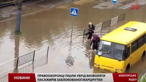 Як пасажирам заблокованої маршрутки у Львові допомагали поліцейські. Ексклюзивні подробиці