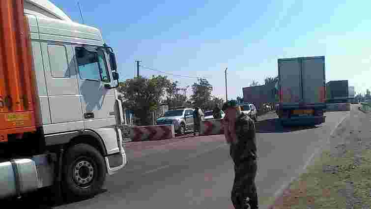 Понад сто вантажівок стоїть на заблокованому адмінкордоні з Кримом