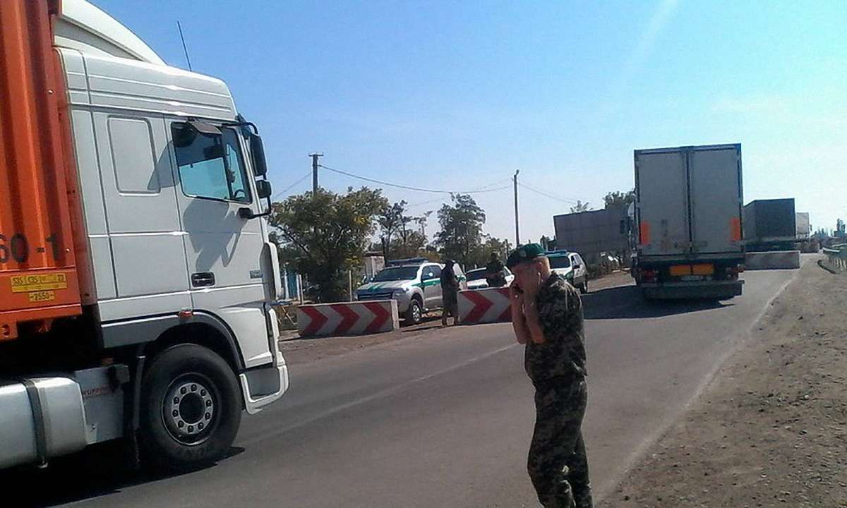 Понад сто вантажівок стоїть на заблокованому адмінкордоні з Кримом