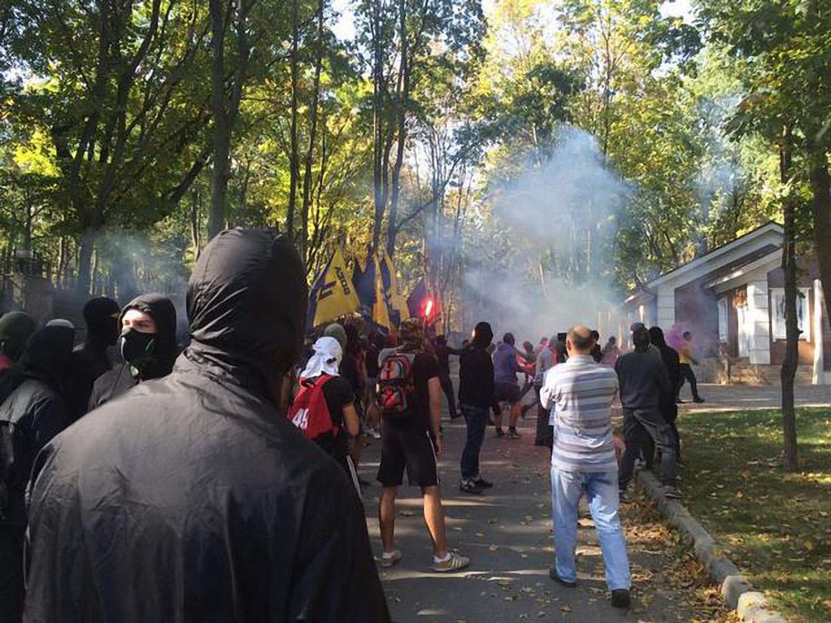 У Харкові активісти блокували будинок Добкіна і пішли на міськраду