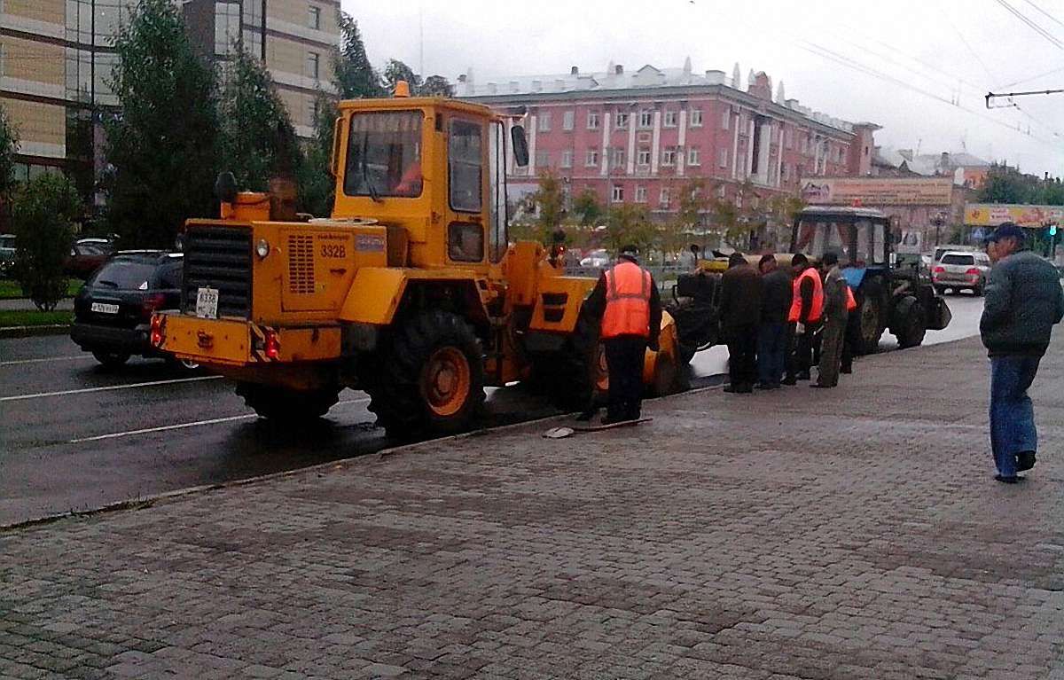 У російському Барнаулі прибирають асфальт, покладений перед приїздом патріарха Кірілла