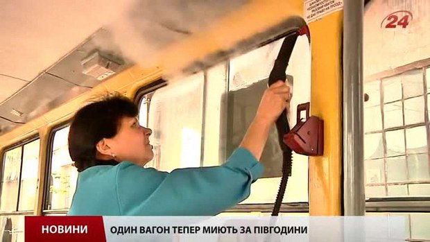 У Львові трамваї і тролейбуси почали прибирати порохотягами