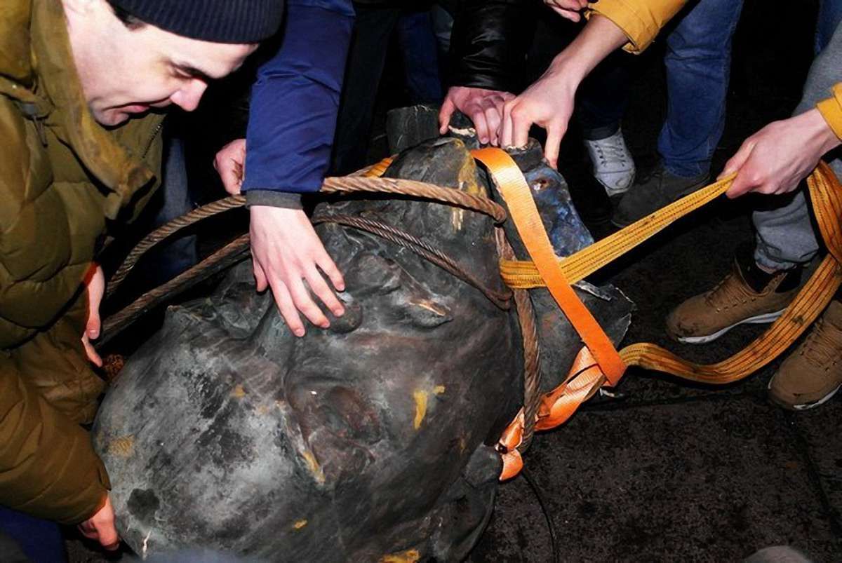 У Дніпропетровську демонтовані радянські пам’ятники звезуть у віддалений парк