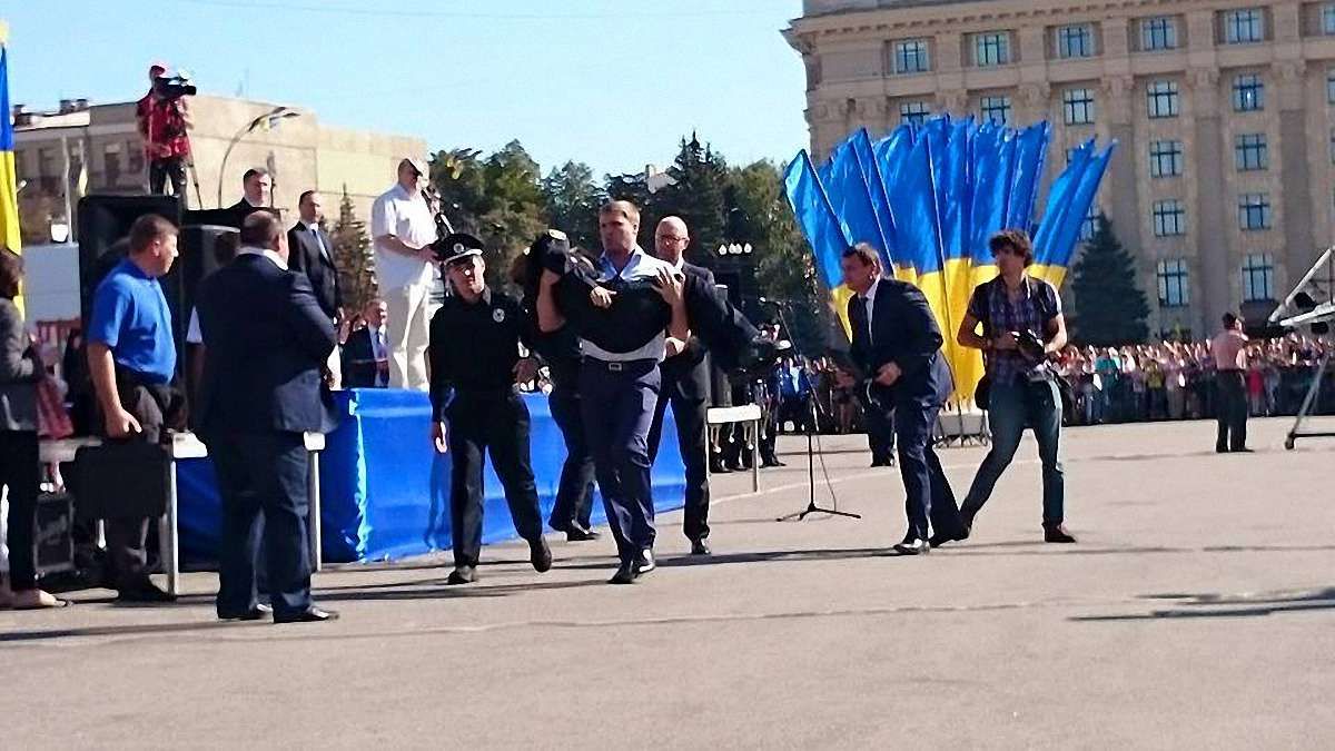 Яценюку довелось рятувати у Харкові зомлілу дівчину-поліцейського