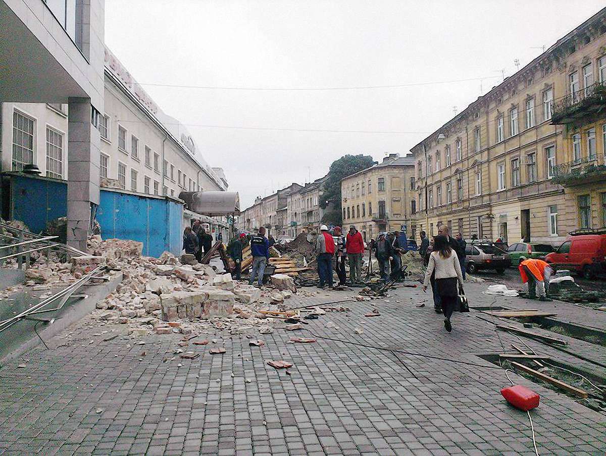 Після відкриття нового львівського торгового центру обвалилась стіна сусідньої будівлі