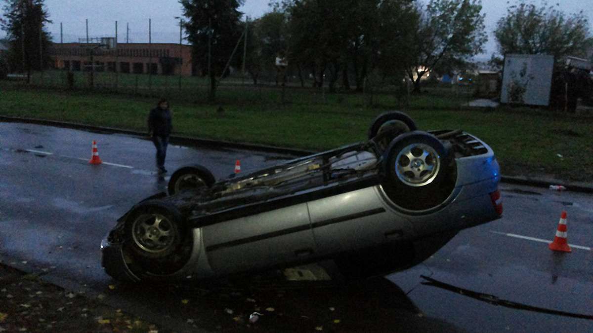 У  Львові знайшли перекинутий автомобіль без водія та з зірваними номерами 
