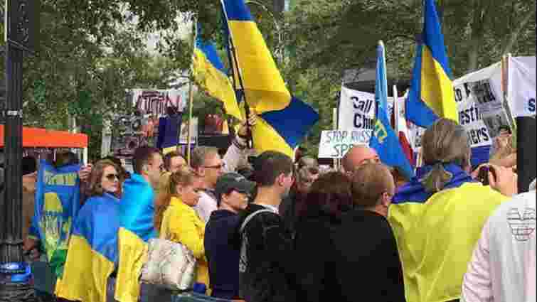 У Нью-Йорку активісти з українськими прапорами вийшли на пікет проти Путіна